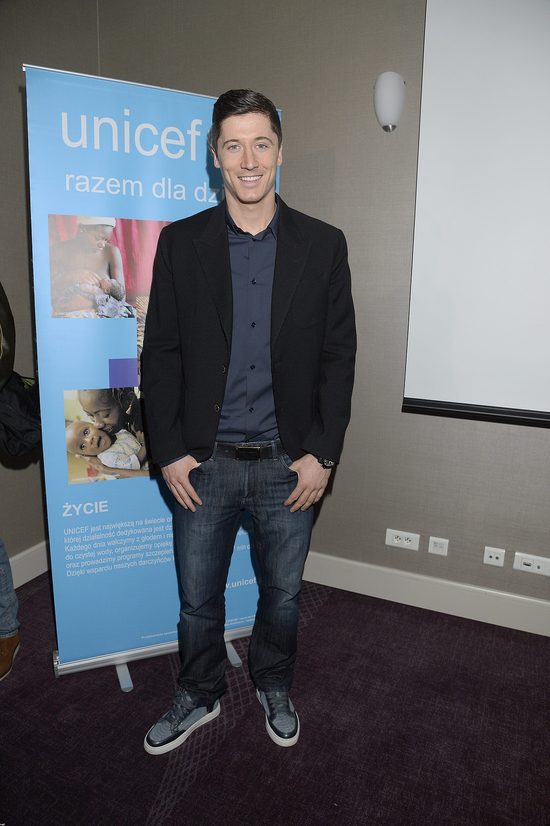 Robert Lewandowski pokazał, jak wypoczywa z żoną przed meczem Robert Lewandowski pokazał, jak wypoczywa z żoną przed meczem