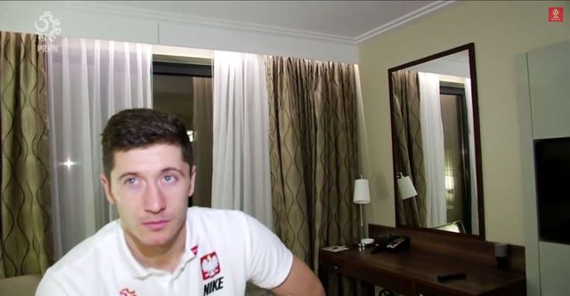 Robert Lewandowski pokazał kontuzjowaną nogę (VIDEO) Robert Lewandowski pokazał kontuzjowaną nogę (VIDEO)
