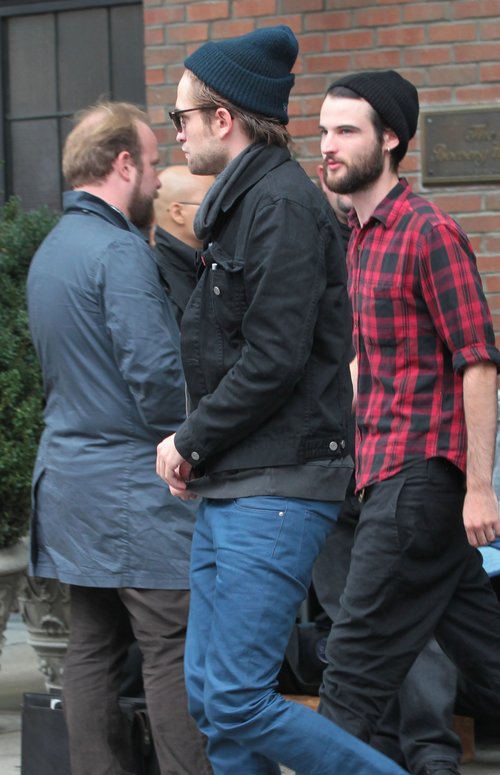 Robert Pattinson nadal wzbudza żywe zainteresowanie (FOTO)