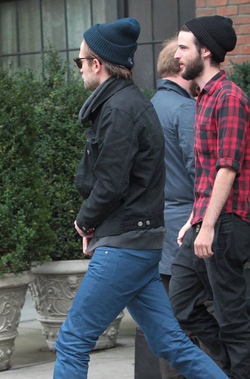 Robert Pattinson nadal wzbudza żywe zainteresowanie (FOTO)