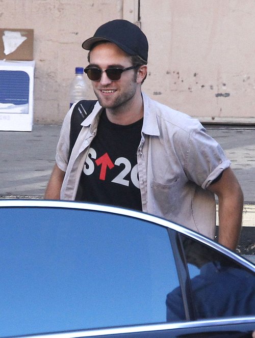 Robert Pattinson nadal wzbudza żywe zainteresowanie (FOTO)