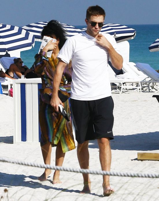 Robert Pattinson i FKA Twigs na randce na plaży (FOTO) Robert Pattinson i FKA Twigs na randce na plaży (FOTO)