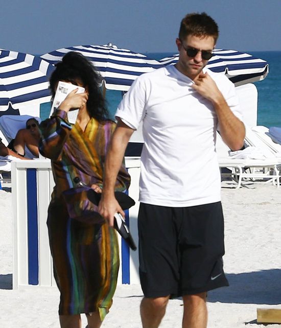 Robert Pattinson i FKA Twigs na randce na plaży (FOTO) Robert Pattinson i FKA Twigs na randce na plaży (FOTO)