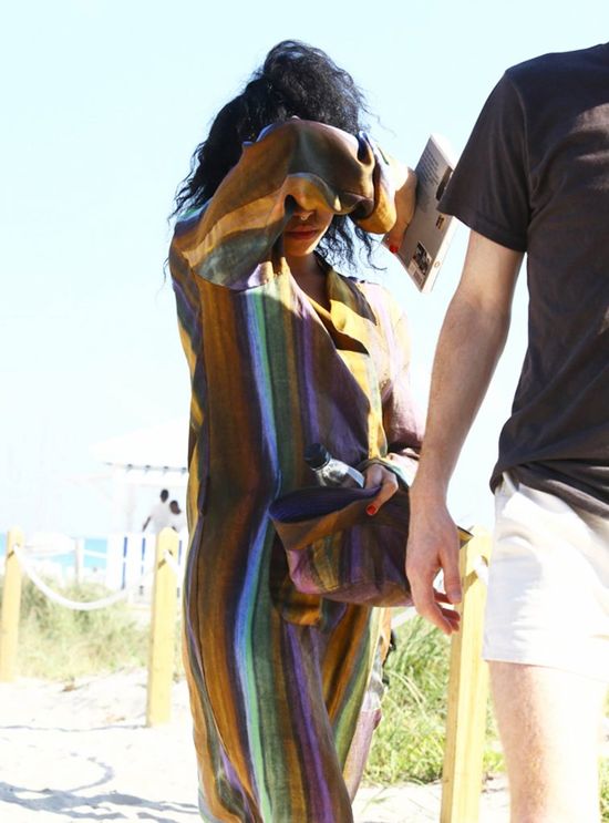 Robert Pattinson i FKA Twigs na randce na plaży (FOTO) Robert Pattinson i FKA Twigs na randce na plaży (FOTO)