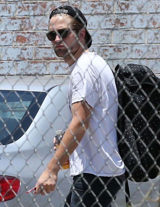 Kristen Stewart wydzwania do Roberta Pattinsona i Riley Kristen Stewart wydzwania do Roberta Pattinsona i Riley