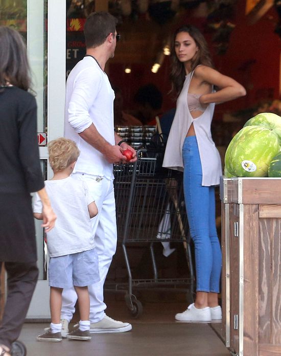 Dziewczyna Robina Thicke już zajmuje się jego synkiem (FOTO)