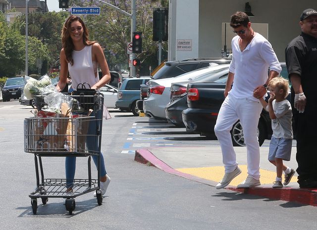 Dziewczyna Robina Thicke już zajmuje się jego synkiem (FOTO)