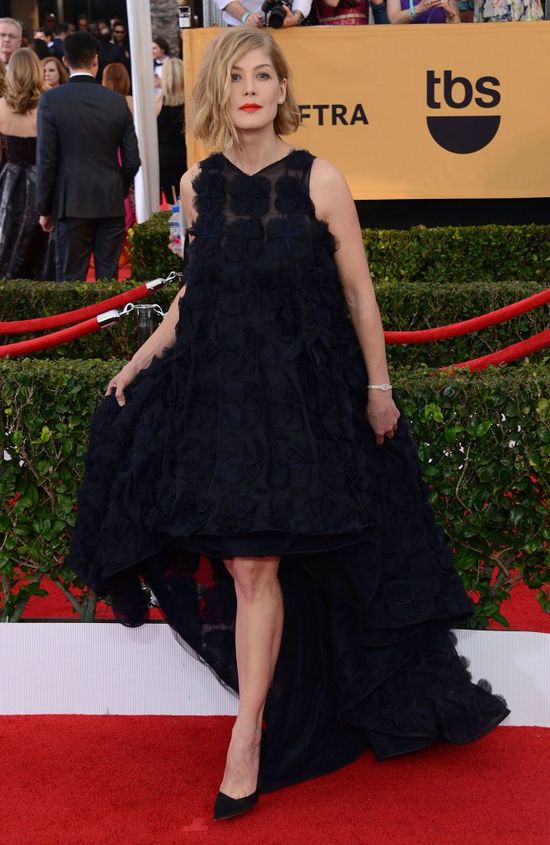 Rosamund Pike miesiąc temu została mamą (FOTO)