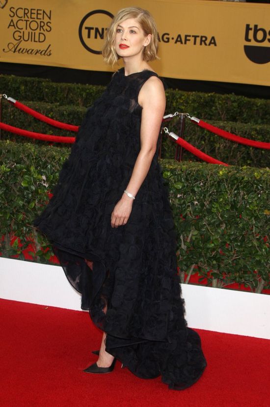 Jak Rosamund Pike przytyła 9 g i zrzuciła je w 10 dni? Jak Rosamund Pike przytyła 9 g i zrzuciła je w 10 dni?