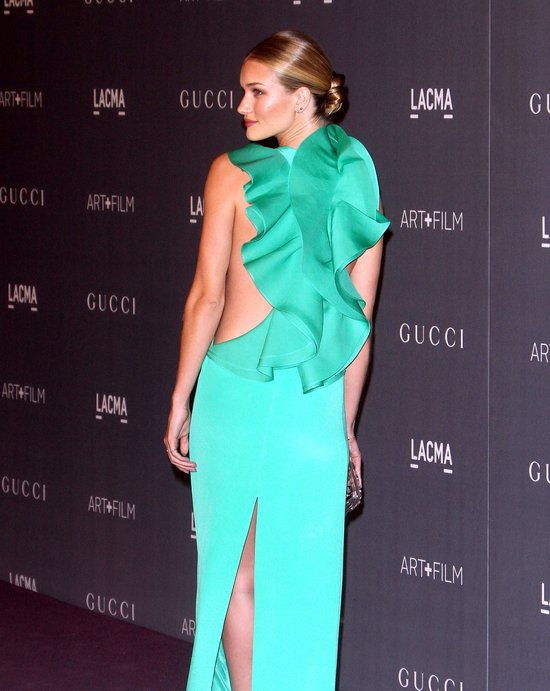 Rosie Huntington-Whiteley w kreacji bez biustonosza (FOTO)