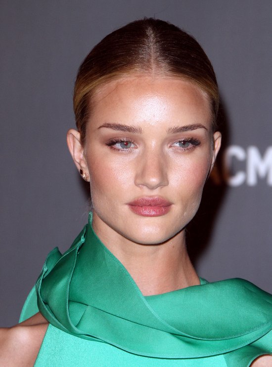 Rosie Huntington-Whiteley w kreacji bez biustonosza (FOTO)