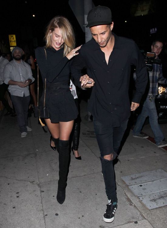 Czy ten pan wie, czyją dziewczynę przytula? (FOTO)