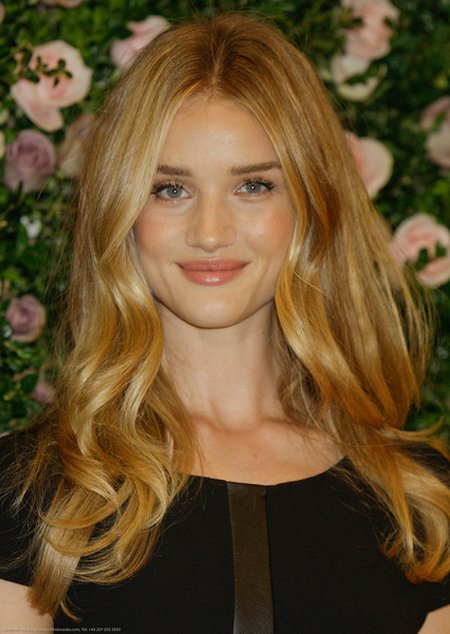 Rosie Huntington-Whiteley promuje swoją kolekcję bielizny 
