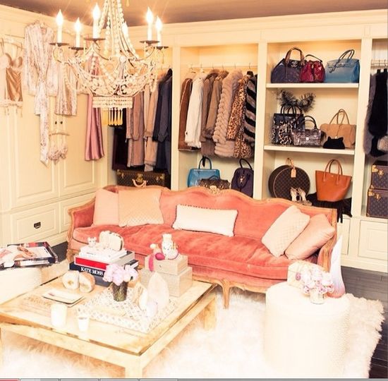 Zwiedzamy garderobę Rosie Huntington-Whiteley (FOTO) Zwiedzamy garderobę Rosie Huntington-Whiteley (FOTO)