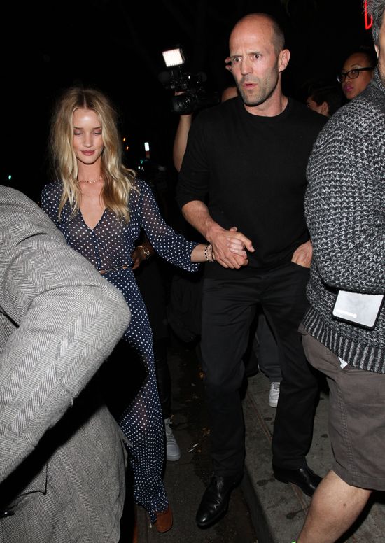 Pijana Rosie Huntington-Whiteley wychodzi z klubu (FOTO)