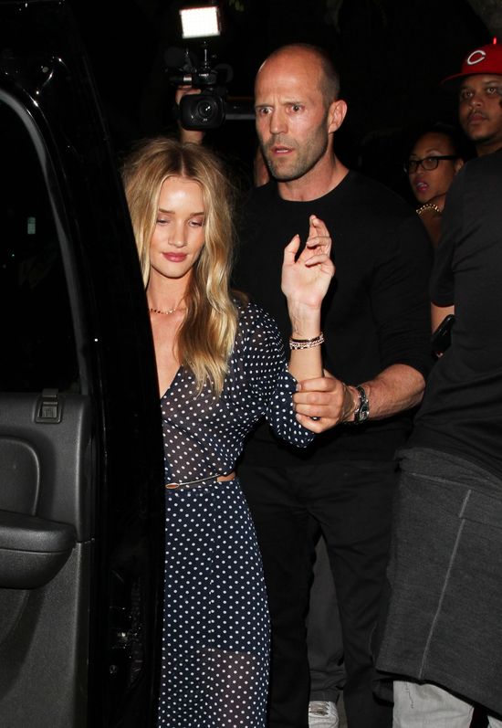 Pijana Rosie Huntington-Whiteley wychodzi z klubu (FOTO)