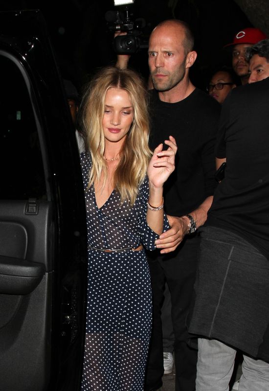 Pijana Rosie Huntington-Whiteley wychodzi z klubu (FOTO)