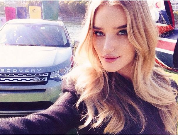 Rosie Huntington-Witheley w łóżku bez makijażu (FOTO)