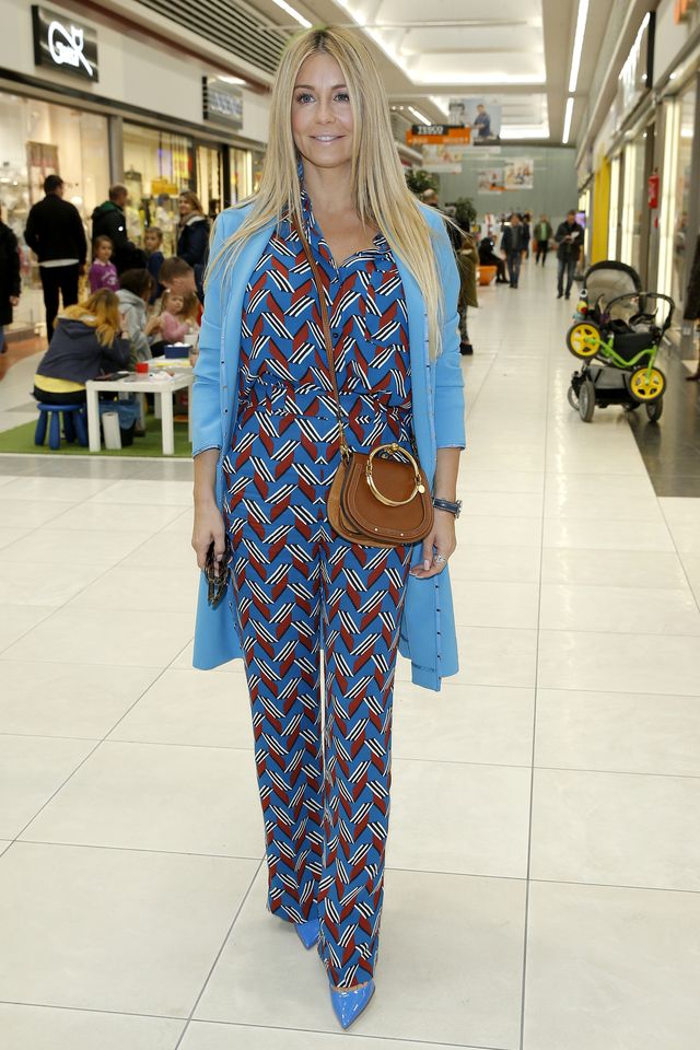 Rozenek-Majdan w butach od Diora promuje książkę w Tesco (ZDJĘCIA) Rozenek-Majdan w butach od Diora promuje książkę w Tesco (ZDJĘCIA)