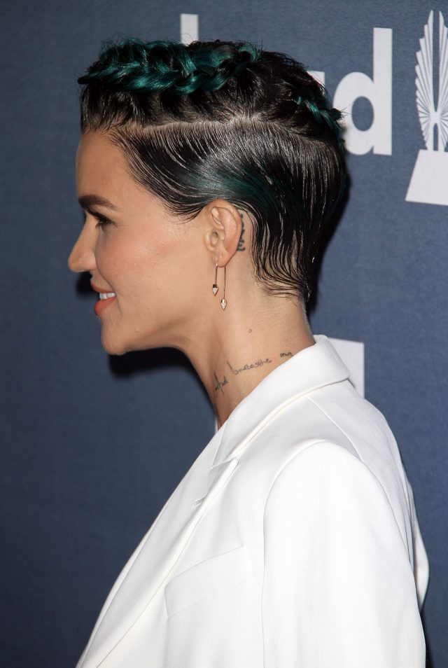 Dyskretne tatuaże nie są dla niej (FOTO)