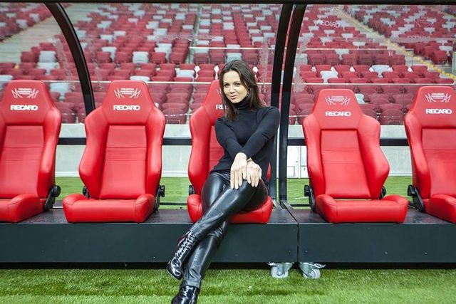 Kinga Rusin: Grzałam ławę w szpilkach (FOTO) Kinga Rusin: Grzałam ławę w szpilkach (FOTO)