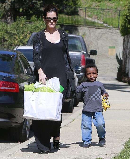 Syn Sandry Bullock rośnie jak na drożdżach (FOTO)