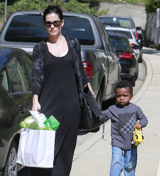 Syn Sandry Bullock rośnie jak na drożdżach (FOTO)