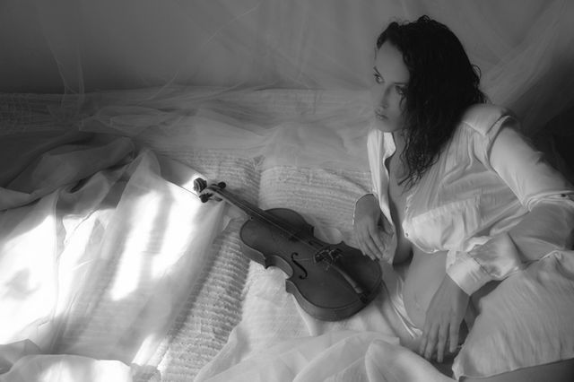 Sesja ciążowa w wydaniu Sary May (FOTO)