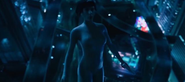 Scarlett Johansson wygląda ślicznie jako brunetka z grzywką!