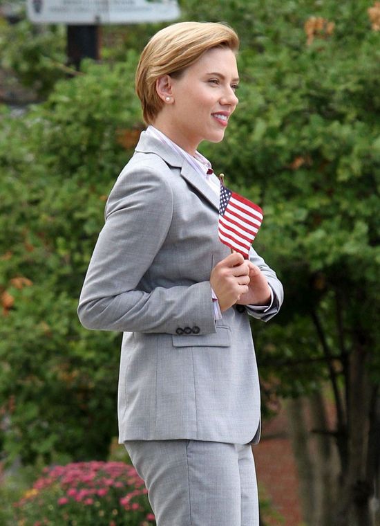 Zamiast podkreślić krągłości Scarlett Johansson, oni ubrali ją w TO! Zamiast podkreślić krągłości Scarlett Johansson, oni ubrali ją w TO!