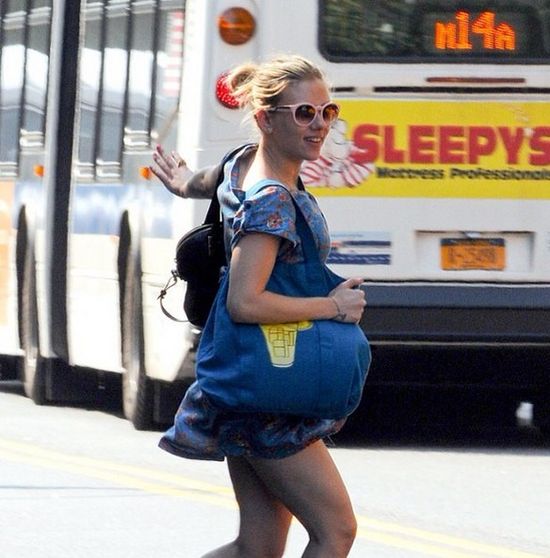 Dzisiaj nosi miano seksbomby, tak wyglądała w dzieciństwie Dzisiaj nosi miano seksbomby, tak wyglądała w dzieciństwie