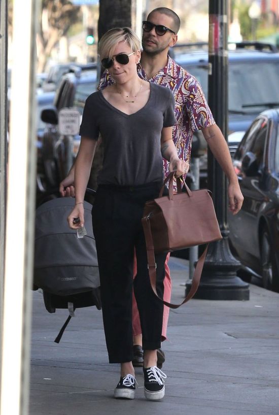 Scarlett Johansson w końcu przyłapana z całą rodzinką (FOTO)