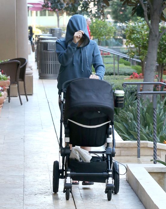 Scarlett Johansson chowa córeczkę przez obiektywem paparazzi Scarlett Johansson chowa córeczkę przez obiektywem paparazzi