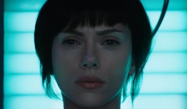 Scarlett Johansson wygląda ślicznie jako brunetka z grzywką!