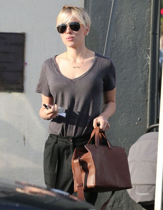 Scarlett Johansson w końcu przyłapana z całą rodzinką (FOTO)