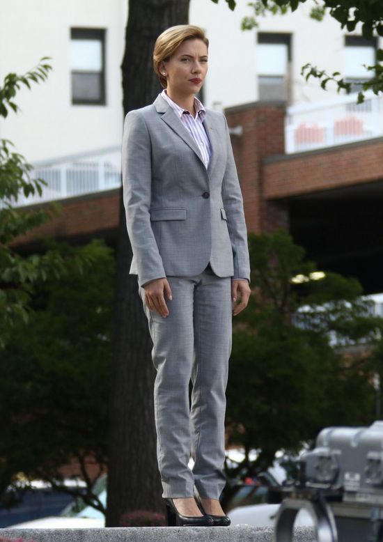 Zamiast podkreślić krągłości Scarlett Johansson, oni ubrali ją w TO! Zamiast podkreślić krągłości Scarlett Johansson, oni ubrali ją w TO!