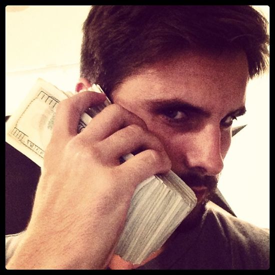 Scott Disick podciera się banknotami? (FOTO)