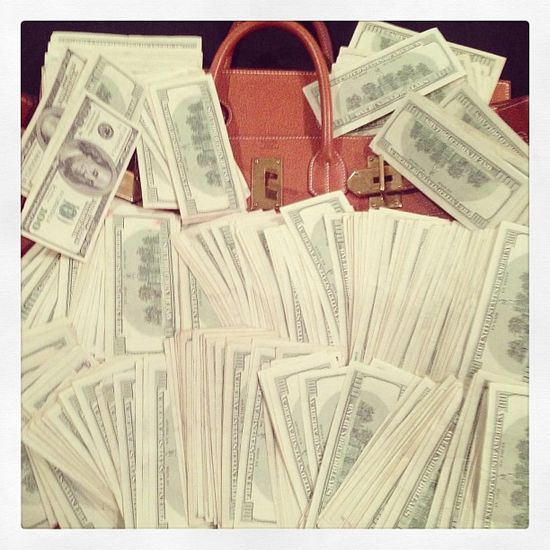 Scott Disick podciera się banknotami? (FOTO)