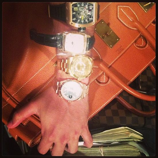 Scott Disick podciera się banknotami? (FOTO)