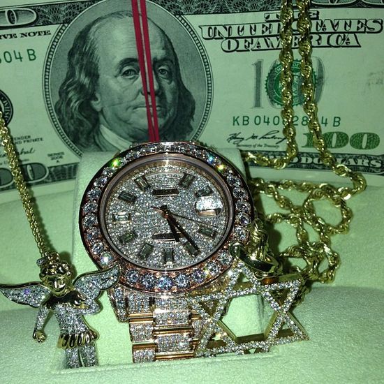 Scott Disick podciera się banknotami? (FOTO)