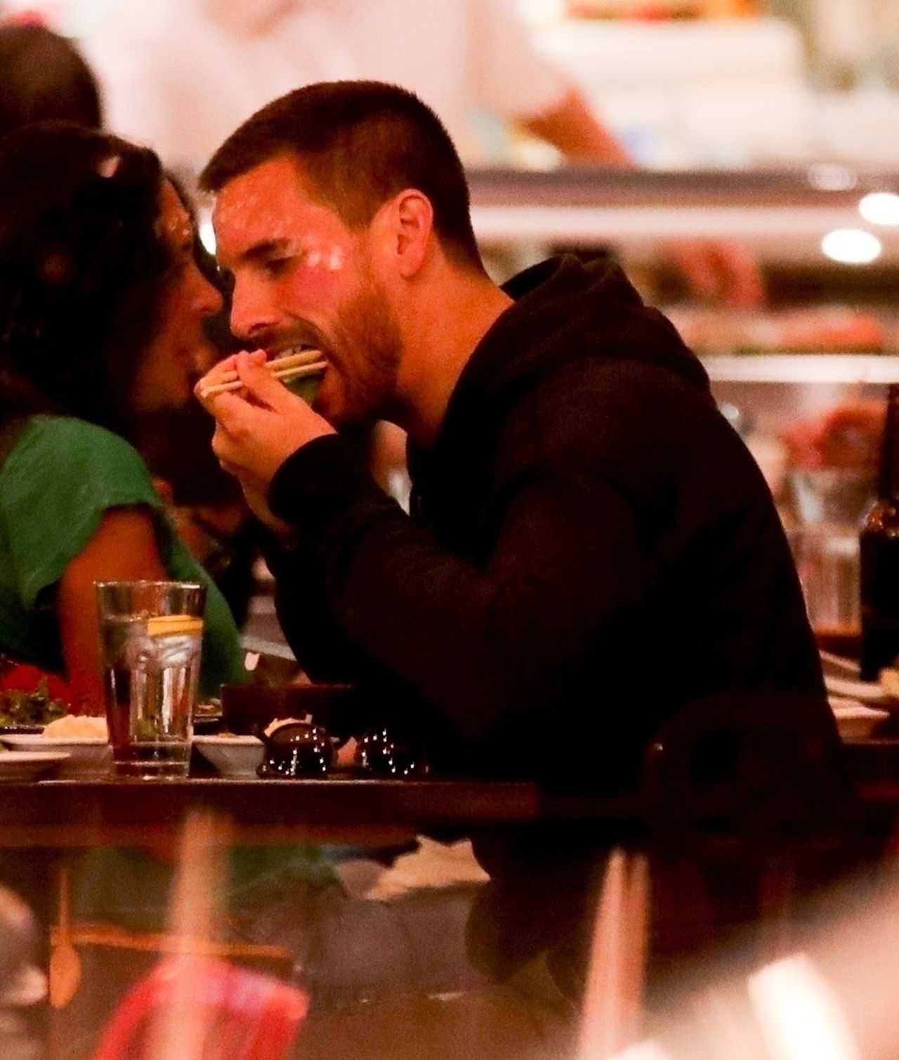 Znudzona Sofia Richie gapi się w telefon, a Scott je sushi - KRYZYS? Znudzona Sofia Richie gapi się w telefon, a Scott je sushi - KRYZYS?