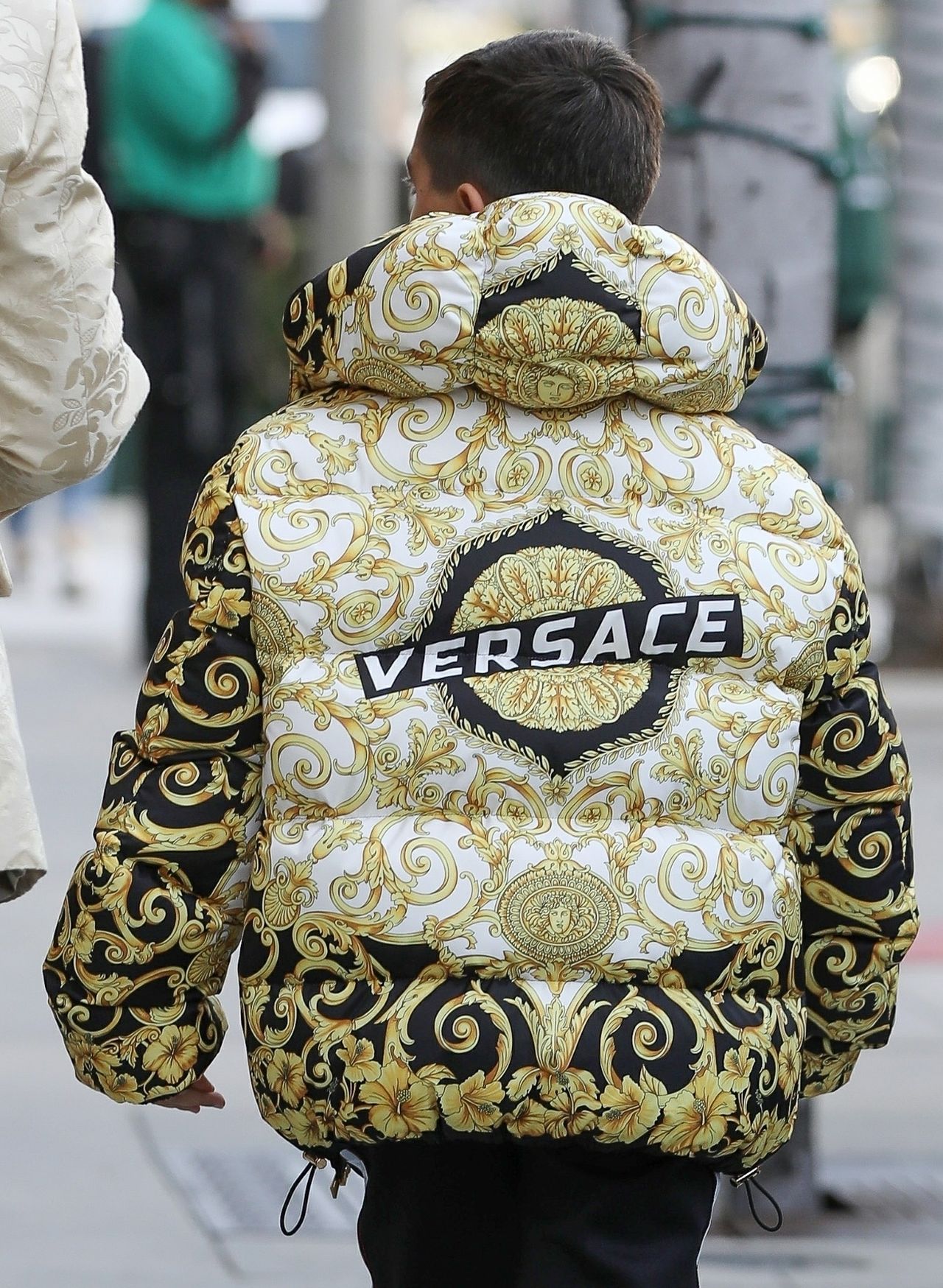 9-letni syn celebrytki w wypasionej kurtce Versace (ZDJĘCIA)