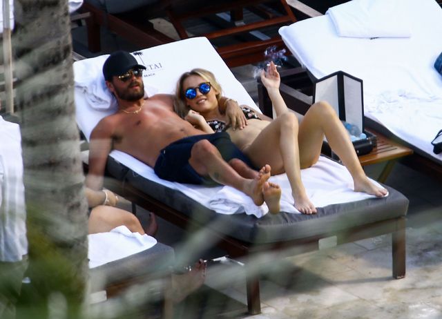 Scott Disick przytula nową dziewczynę(?) (FOTO)