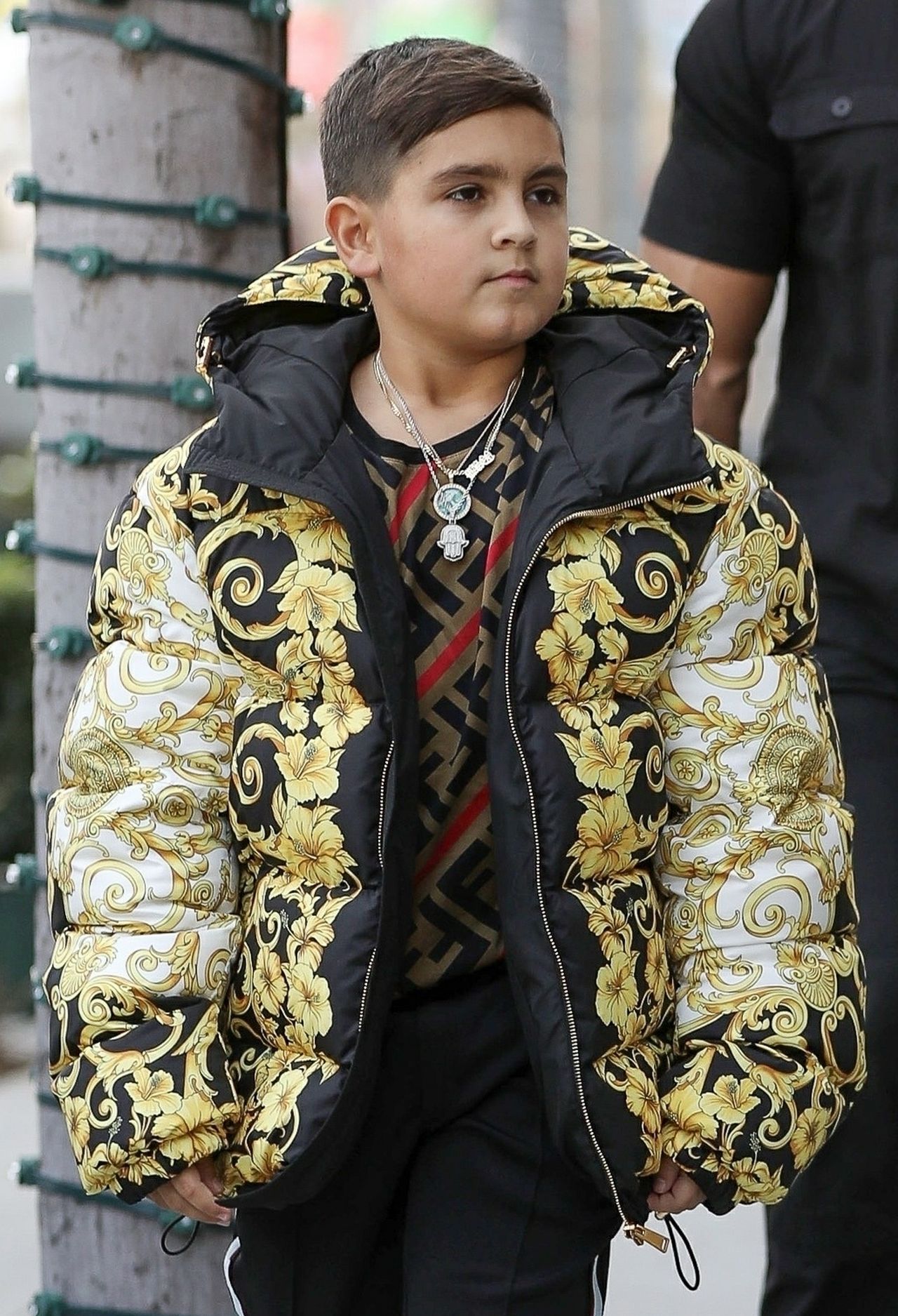 9-letni syn celebrytki w wypasionej kurtce Versace (ZDJĘCIA)