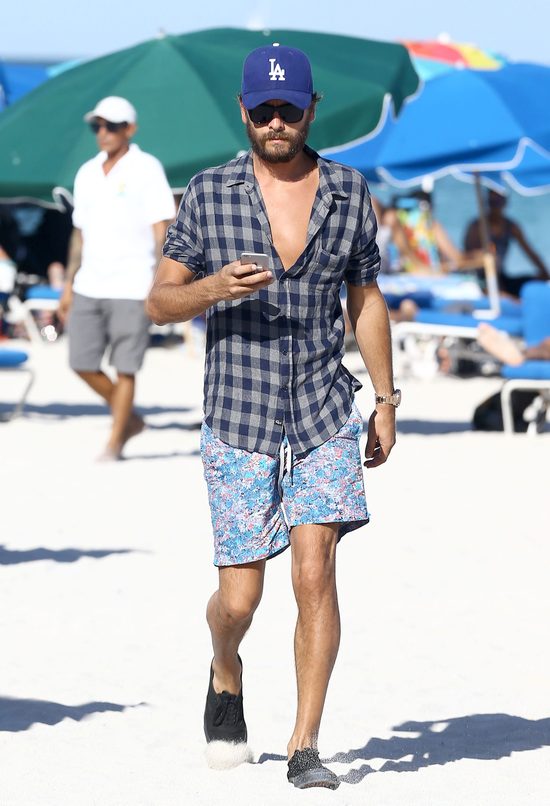 Scott Disick z dziewczyną na plaży (FOTO)