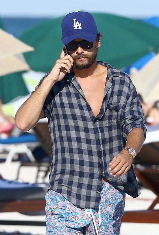 Scott Disick z dziewczyną na plaży (FOTO)