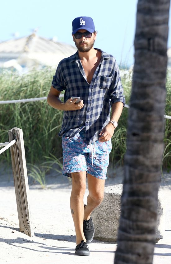 Scott Disick z dziewczyną na plaży (FOTO)