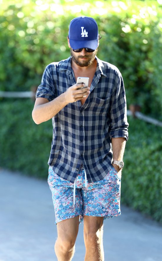 Scott Disick z dziewczyną na plaży (FOTO)