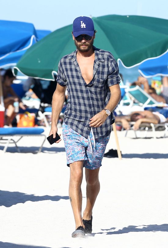 Scott Disick z dziewczyną na plaży (FOTO)
