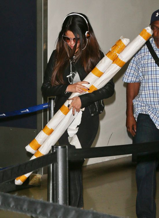 Selena Gomez wylądowała w LA z tajemniczymi pakunkami 
